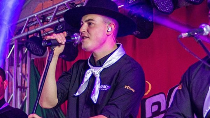 巴西樂團歌手盧揚日前疑因結他漏電而觸電身亡。網上圖片