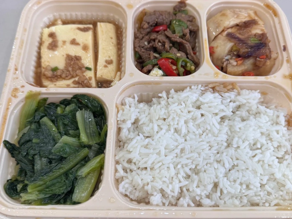 深圳食店传单内夹¥5现金，商家称回馈打工仔获网民赞“不搞虚招”。小红书
