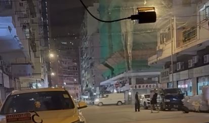 嬰兒車被踢飛。fb車cam L（香港群組）影片截圖