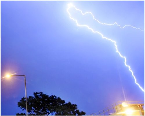 中午前全港共有6251次雲對地閃電。資料圖片