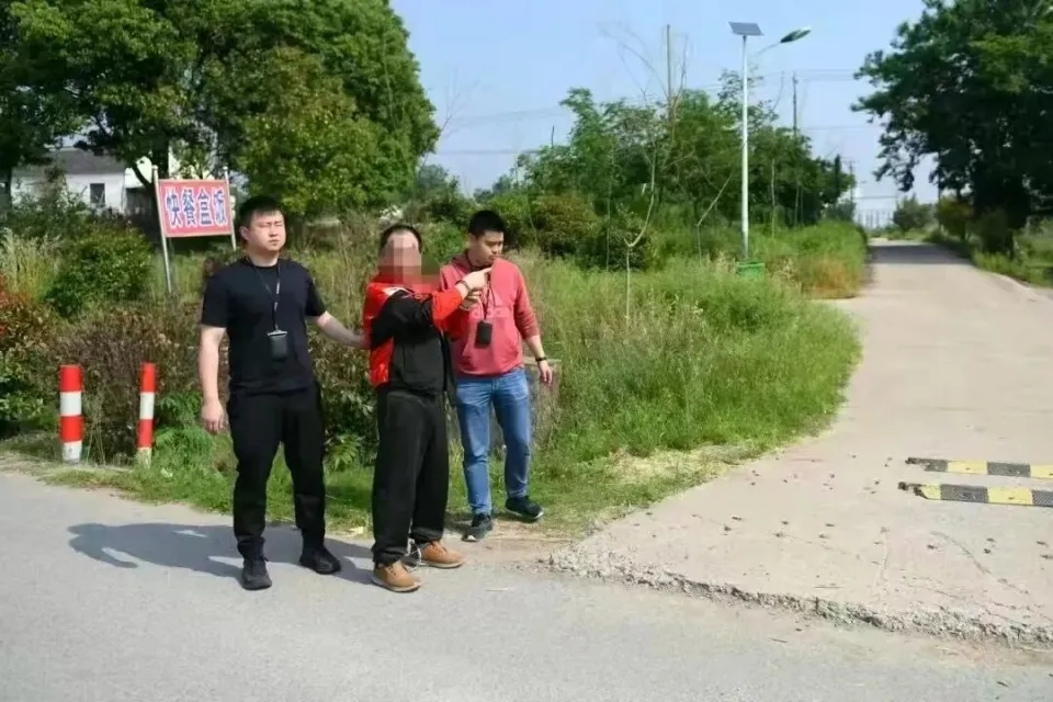 民警押解付某某、朱某某辨認現場。馬鞍山市公安局 民警押解付某某、朱某某辨認現場。馬鞍山市公安局