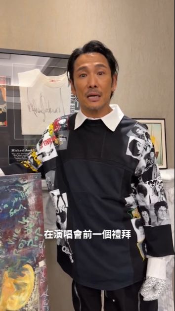他在2009年Michael Jackson逝世的那年買了油畫。