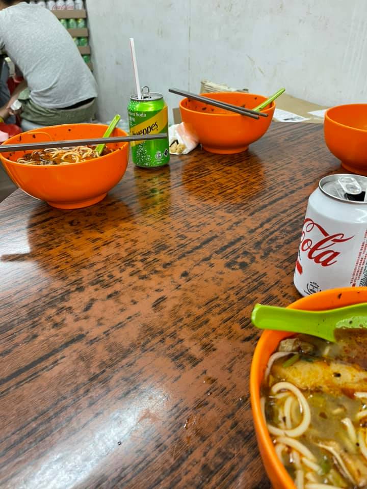 港男用餐時,發現鄰桌食客食剩半碗米線便離開。FB圖片