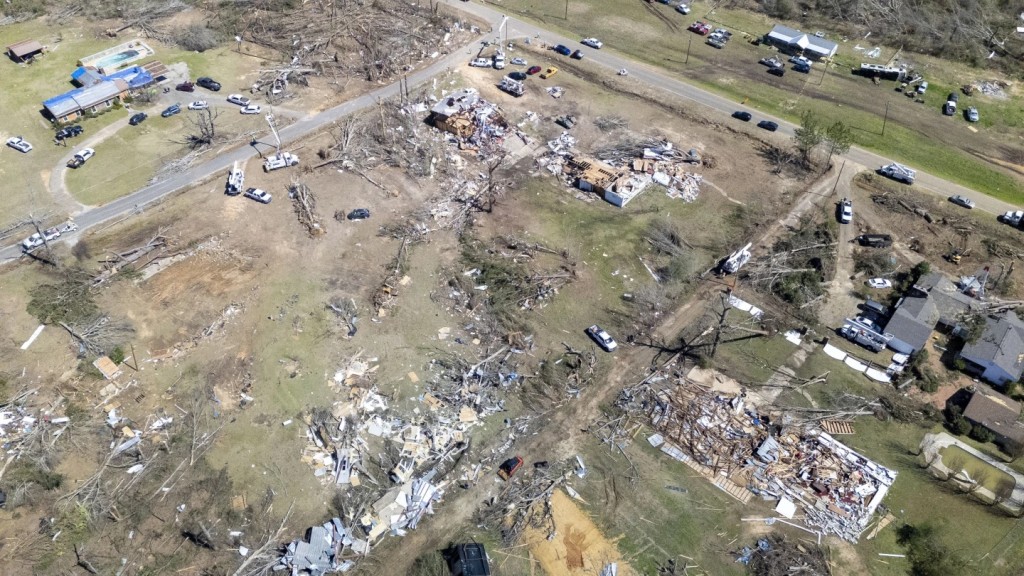 美國8個州遭受龍捲風沙塵暴襲擊，造成至少42人死亡。美聯社