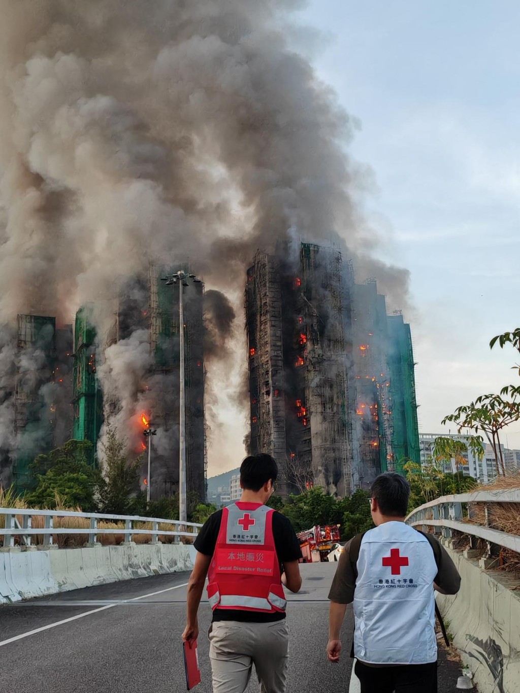 香港紅十字會表示,於火警發生3小時內,該會迅速展開本地賑災工作,包括駐場急救服務、緊急現金援助、日常必需品派發、心理支援服務,以及協助居民進行災後恢復等。香港紅十字會 香港紅十字會表示,於火警發生3小時內,該會迅速展開本地賑災工作,包括駐場急救服務、緊急現金援助、日常必需品派發、心理支援服務,以及協助居民進行災後恢復等。香港紅十字會