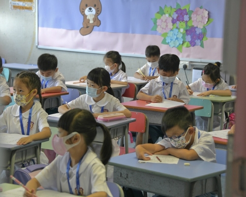 疫情令幼稚園停課逾一年，新學年升小一的新生適應校園生活成難題。伍明輝攝