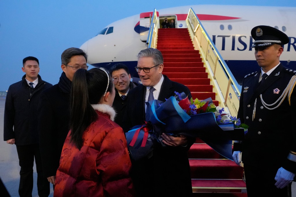 英國首相施紀賢抵達北京，展開4天訪華行程。美聯社
