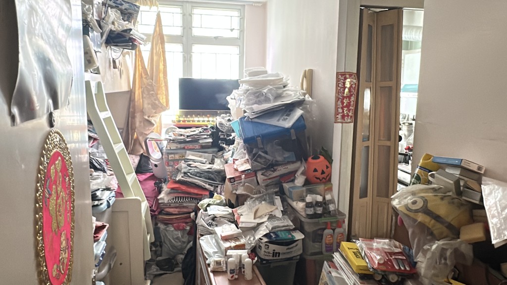 單位面積只有168呎,堆滿雜物和網購產品,連入屋都非常艱難。 單位面積只有168呎,堆滿雜物和網購產品,連入屋都非常艱難。