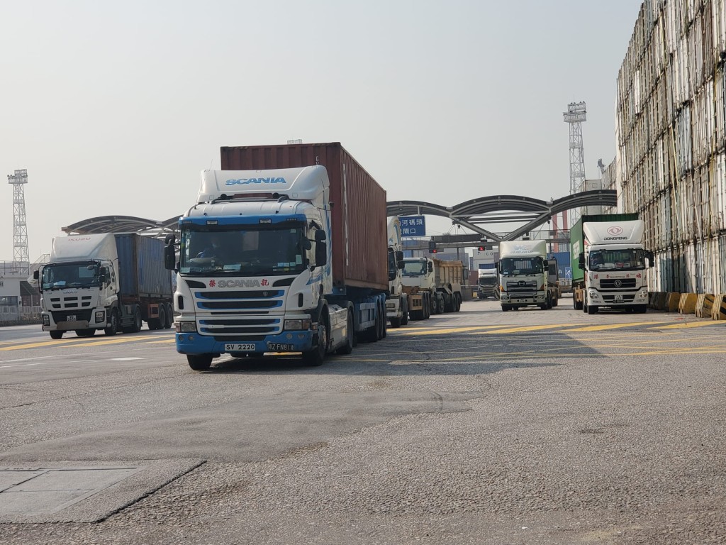屯門內河碼頭今早有多輛貨車駛出。