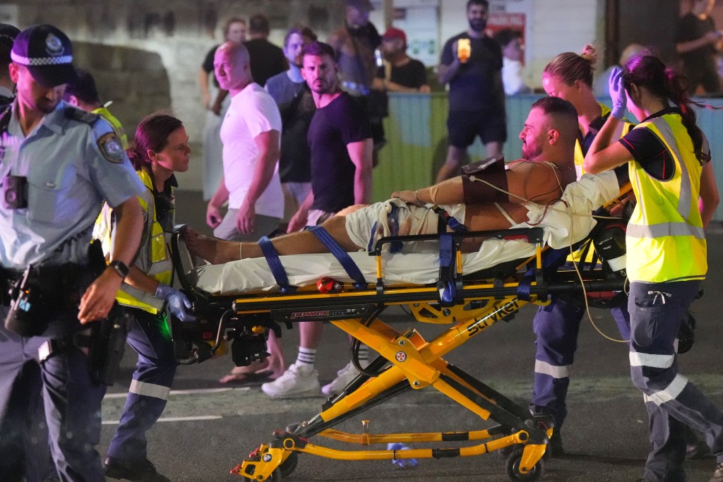 澳洲邦迪滩(Bondi)发生枪击事件,酿成至少10人死亡。美联社 澳洲邦迪滩(Bondi)发生枪击事件,酿成至少10人死亡。美联社