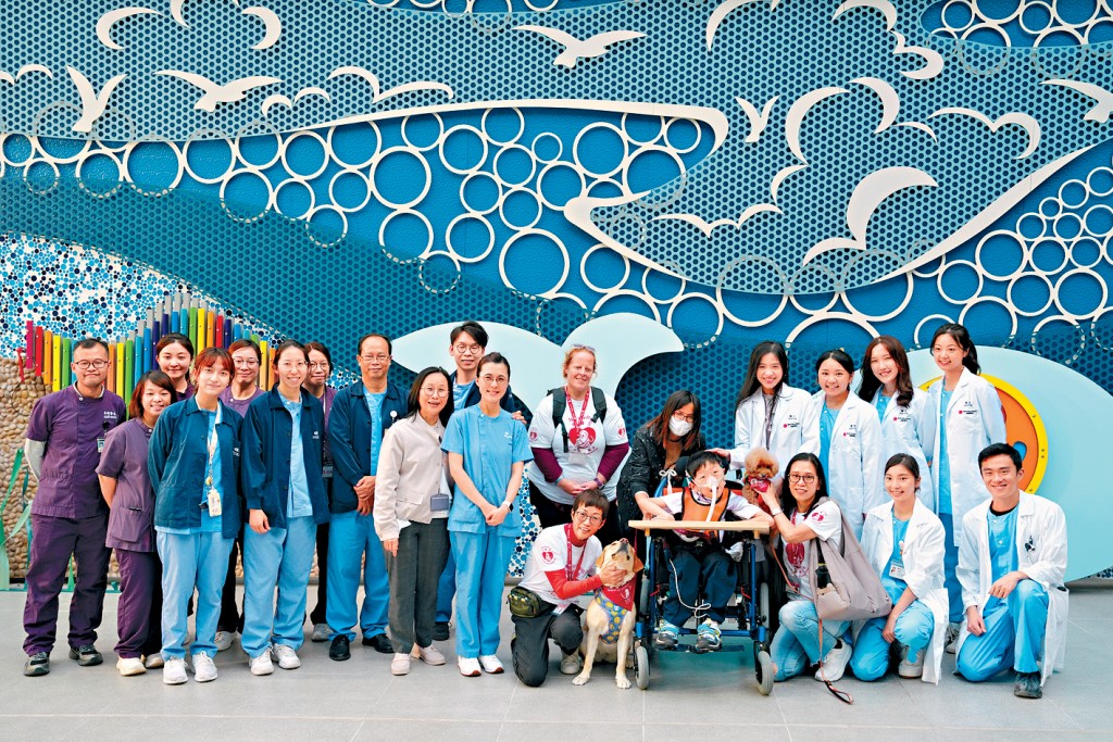 醫生、護士、病人及狗醫生一同大合照。