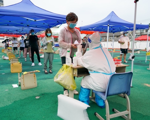 市民在揚州市廣陵區一小學進行核酸檢測取樣。新華社