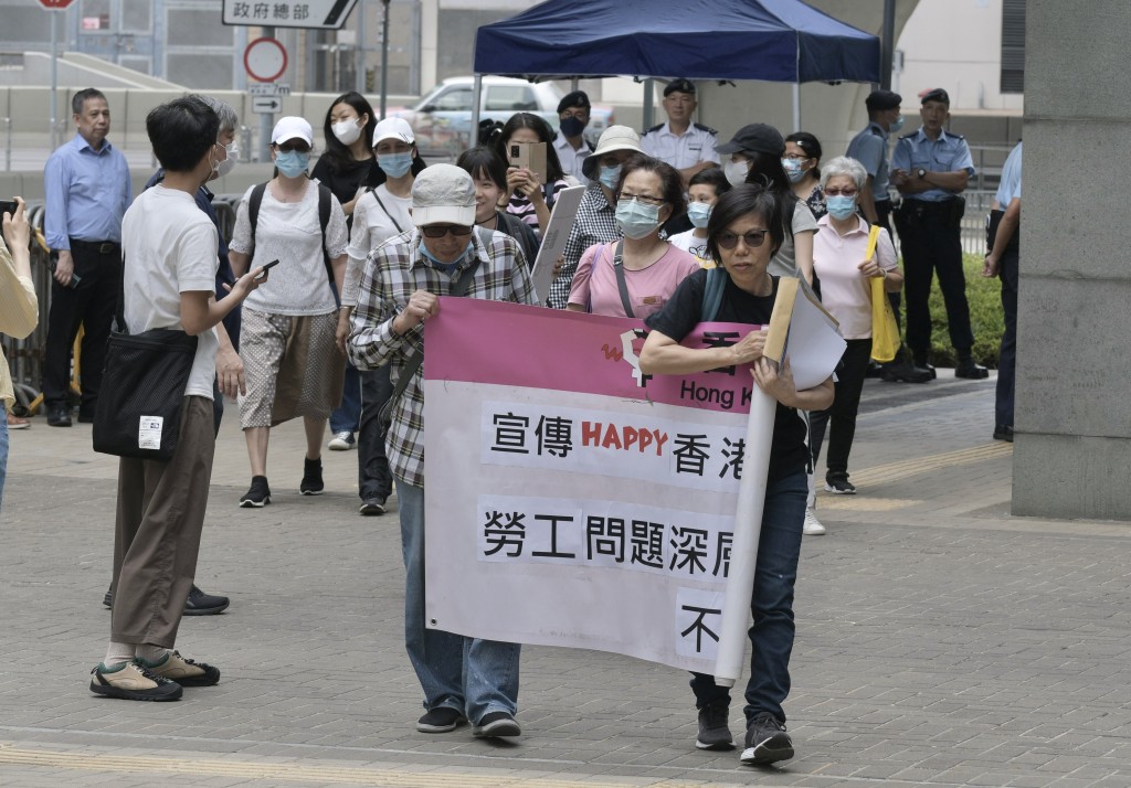 香港妇女劳工协会（协会）一行约20人手持横幅在政总门口高喊诉求。陈浩元摄