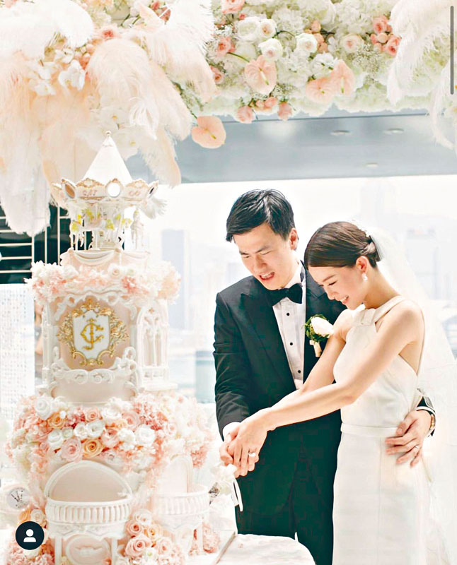 JM原本開開心心分享一年前的婚照,卻被笑英文文法錯誤。