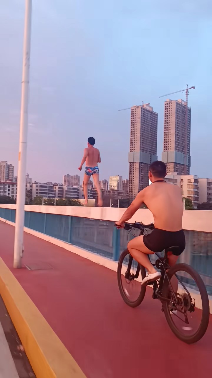 男子在汉江长虹大桥的护栏上跑步的影片在网上疯传。抖音@酸爽
