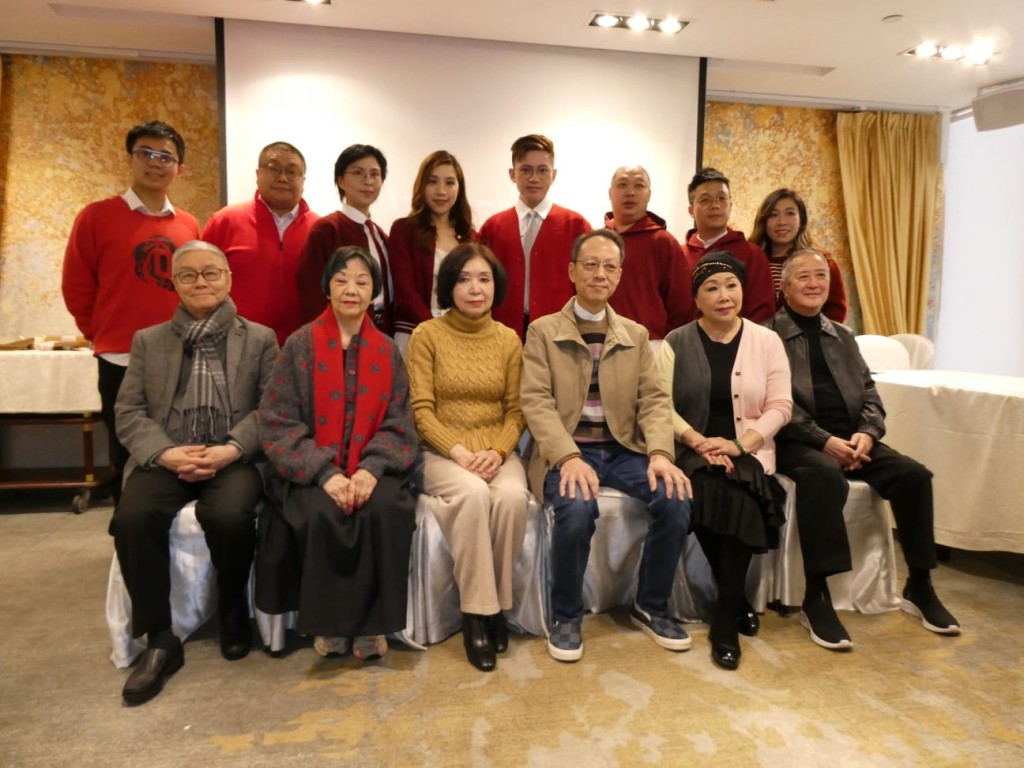 前排(左至右):阮兆輝、高麗、王超群、李龍、南鳳、吳仟峰;後排(左至右):温曜聲、郭啟煇、文華、謝曉瑩、譚穎倫、劍麟、吳立熙、周洛童。 前排(左至右):阮兆輝、高麗、王超群、李龍、南鳳、吳仟峰;後排(左至右):温曜聲、郭啟煇、文華、謝曉瑩、譚穎倫、劍麟、吳立熙、周洛童。