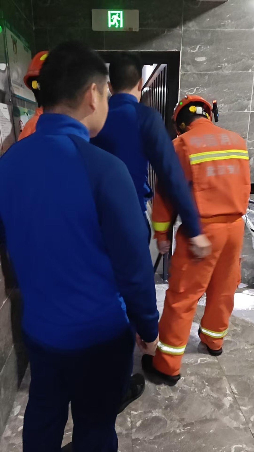 武汉有住宅的电梯失控冲顶，机房地板也被撞爆。抖音