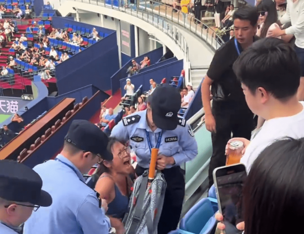 被保安抬離看台。