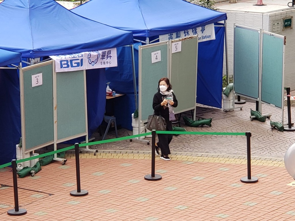 居民排隊接受檢測。