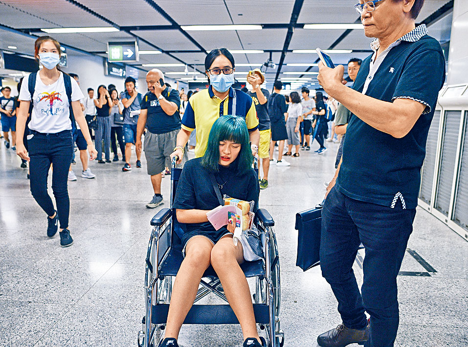 染綠髮少女否認參與「不合作」運動,並報稱不適要坐輪椅。