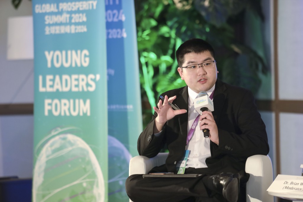 「 2024全球繁榮峰會」青年領袖論壇由香港大學哲學系助理教授黃裕舜主持。「2024全球繁榮峰會」官方圖片