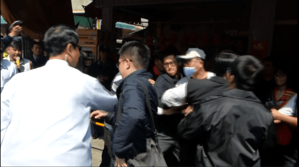 有示威者向蔡英文抗議被帶走。網上圖片