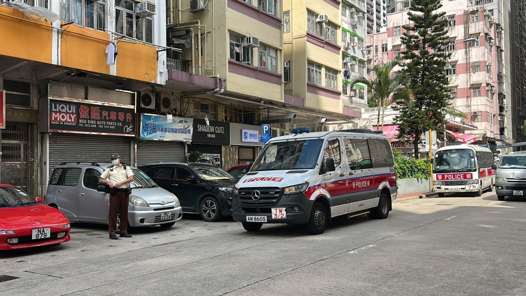 警方及交通督導員打擊違例泊車。