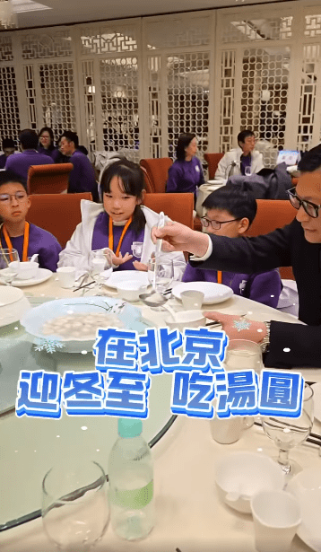 鄧炳強和學生一起吃湯圓。鄧炳強FB影片截圖