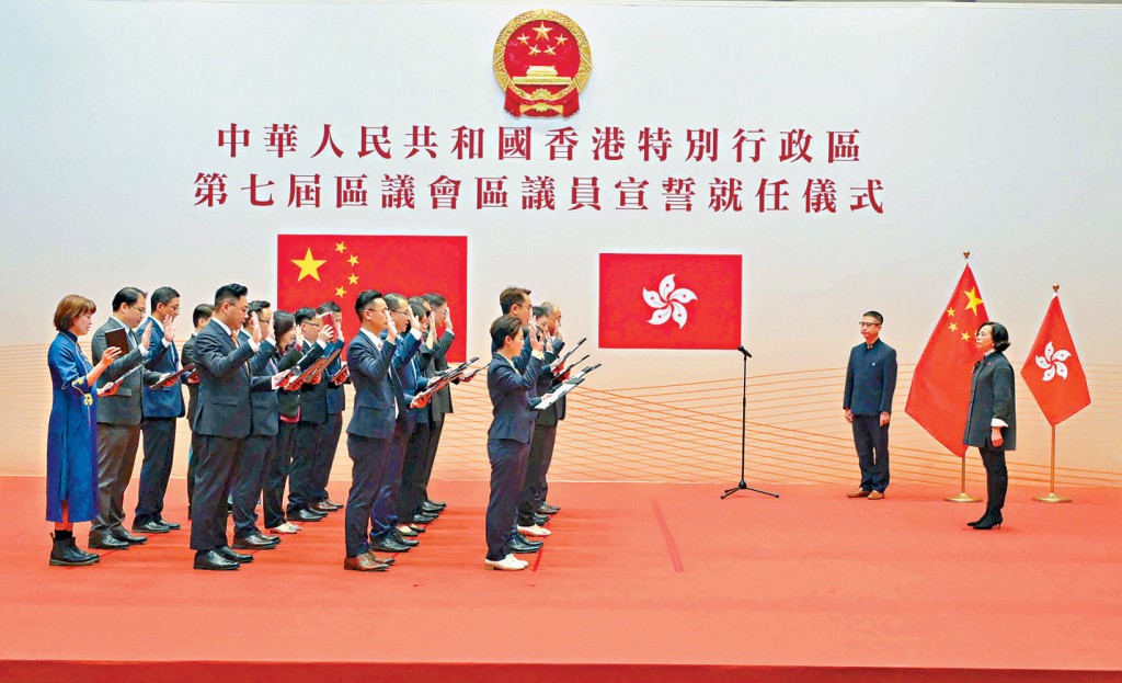 民政及青年事务局局长麦美娟（右一）作为行政长官授权的监誓人，在仪式上为油尖旺区区议员监誓。