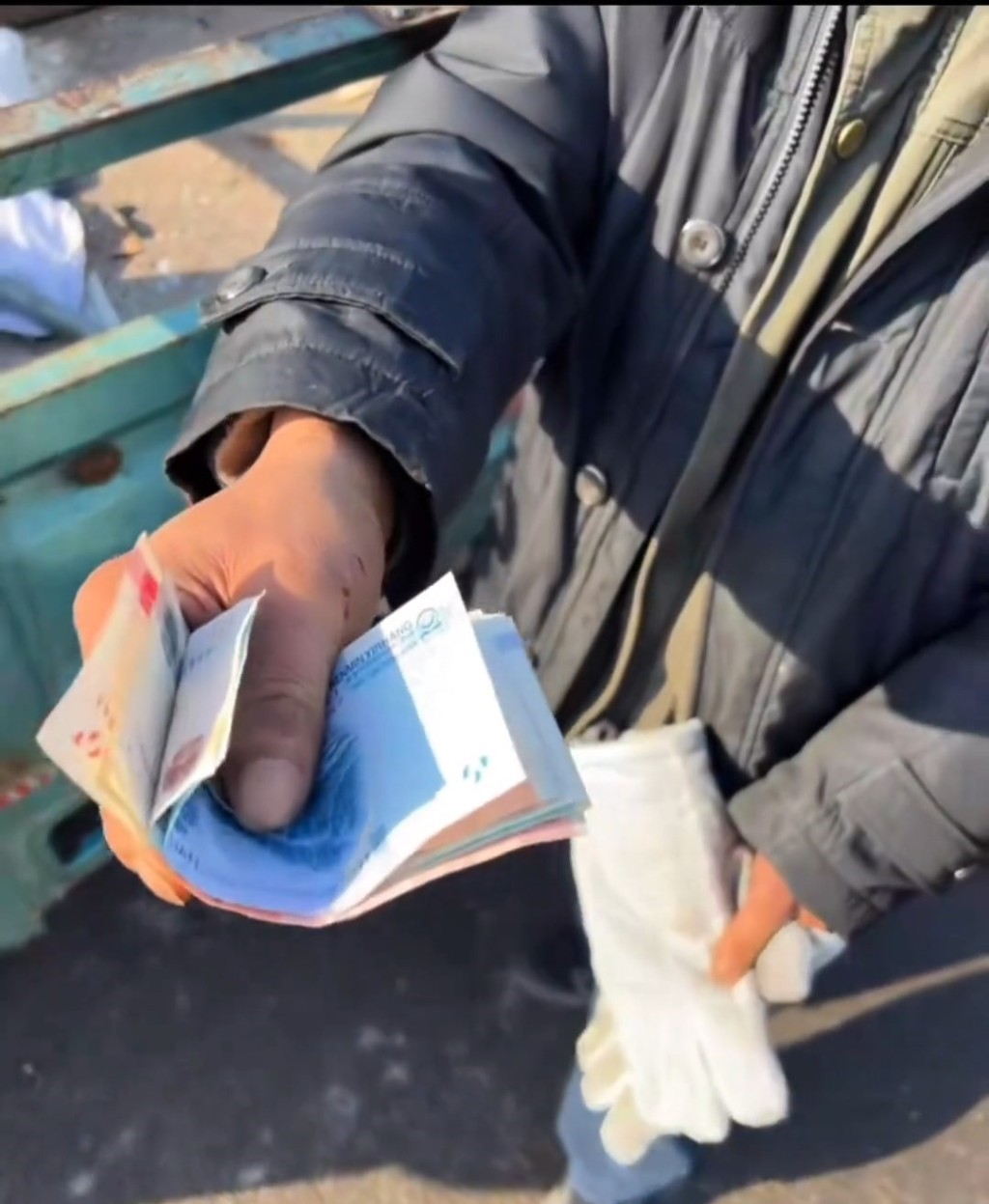 老伯向车主赔上身上全部现金。抖音@vvxln