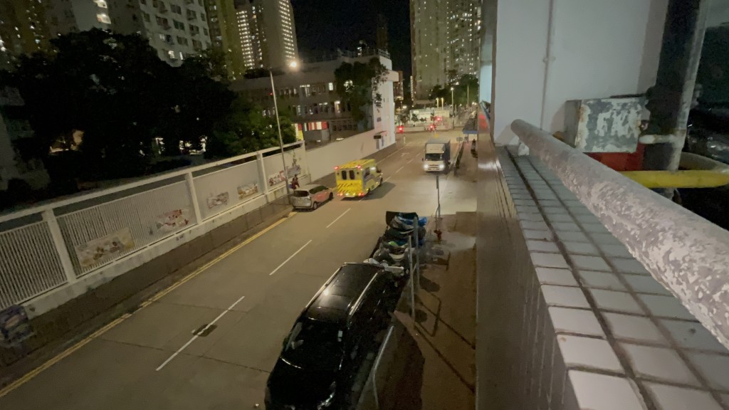 一對父女途經幸福邨停車場入口對開時,其嬰兒車被一名單車漢撞倒。楊偉亨攝 一對父女途經幸福邨停車場入口對開時,其嬰兒車被一名單車漢撞倒。楊偉亨攝
