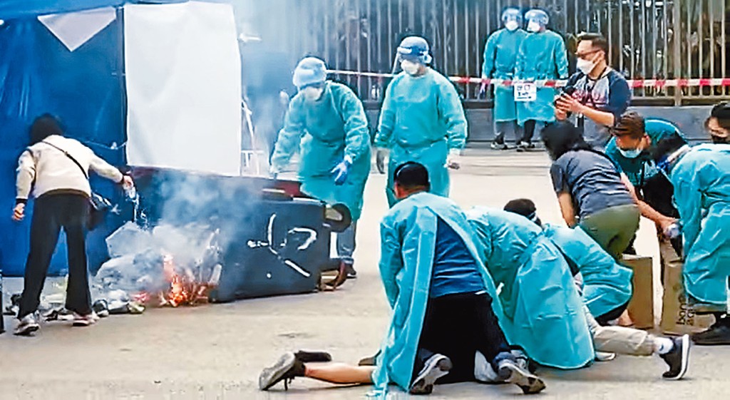 被告事發當日將內有火種的垃圾車推向採樣亭，致帳篷燒毀。