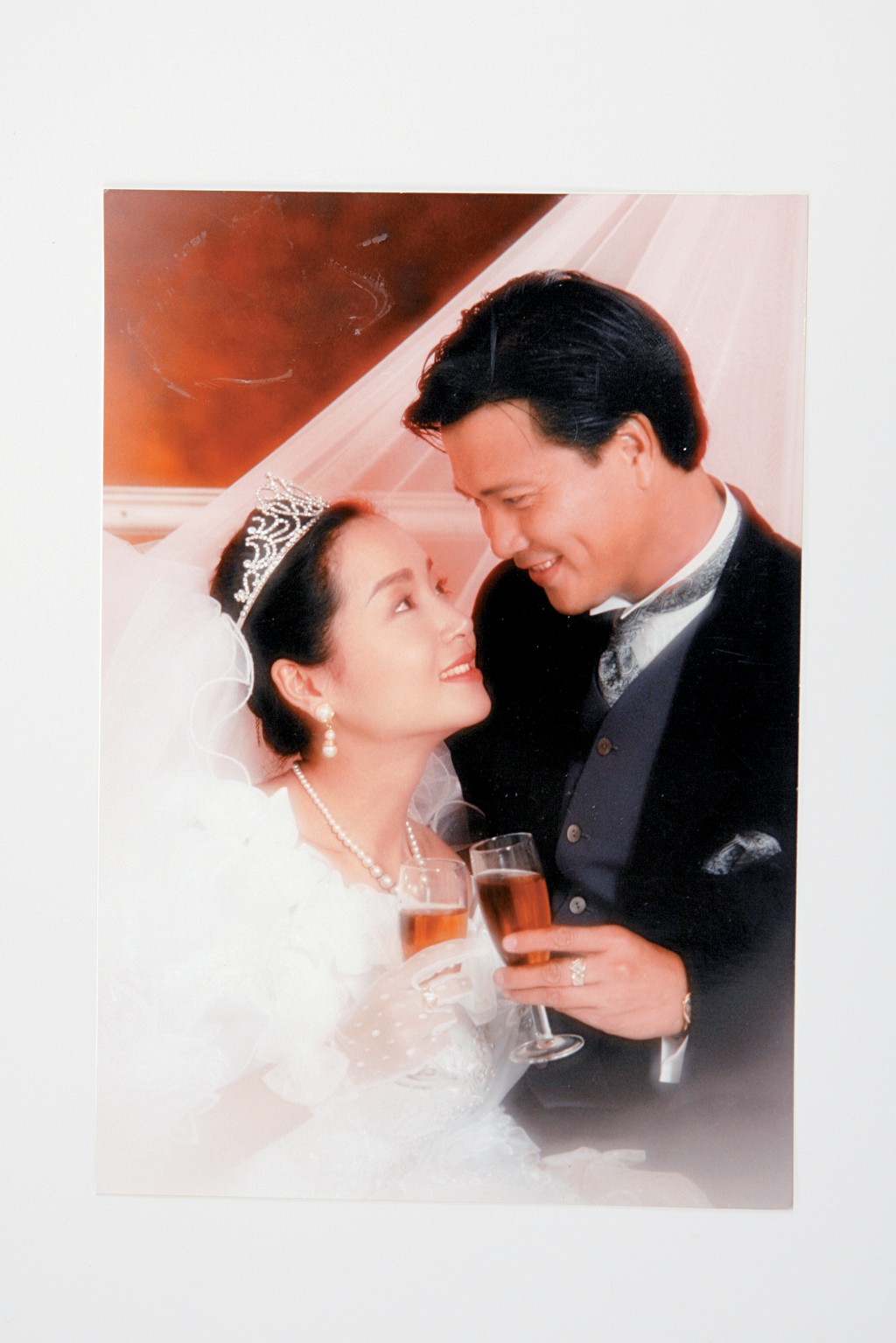 萬梓良與恬妞在1992年結婚，當時婚禮由邵逸夫主持。