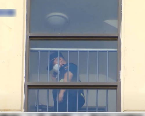 南韩警方封锁发生血案的单位调查。影片截图