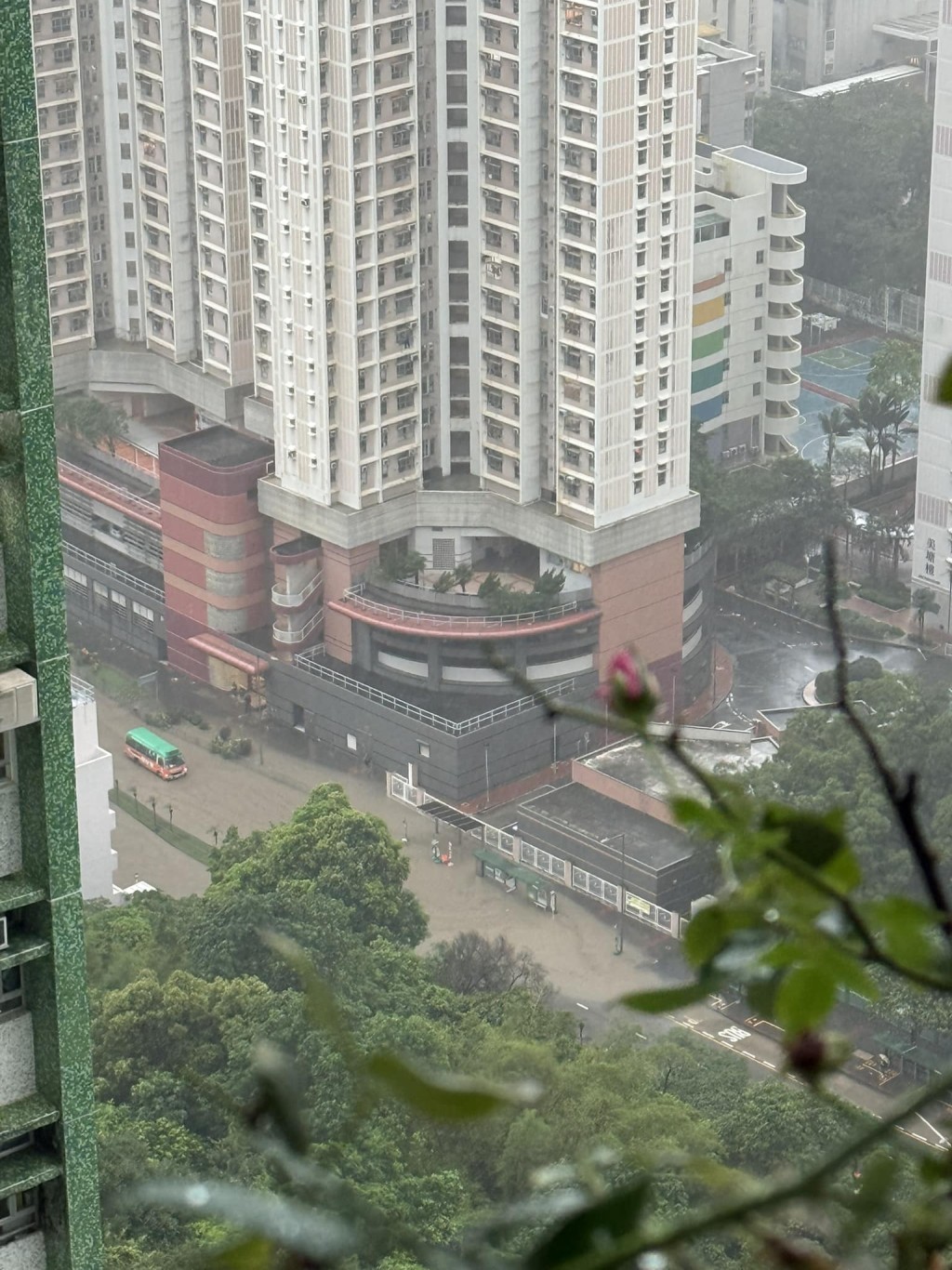 油塘鯉魚門道水浸。fb馬路的事 (即時交通資訊台)圖片