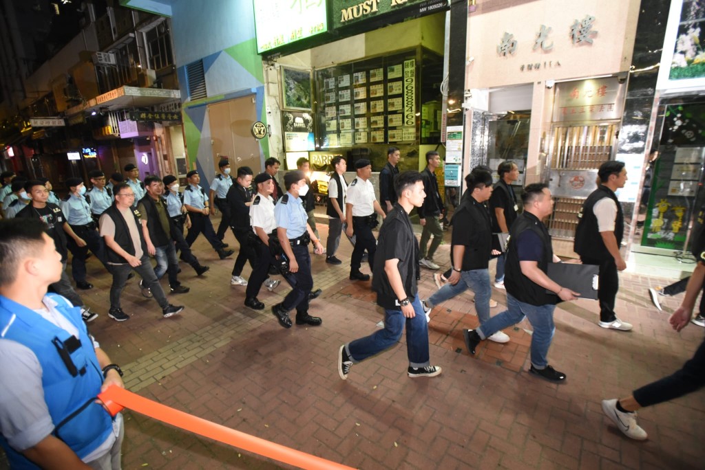 大批警员在屯门区内展开反黑行动。黄文威摄