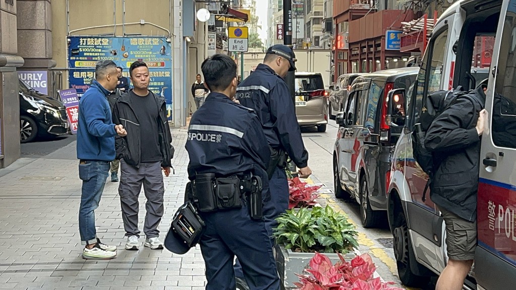 警方在場深入調查。楊偉亨攝 警方在場深入調查。楊偉亨攝