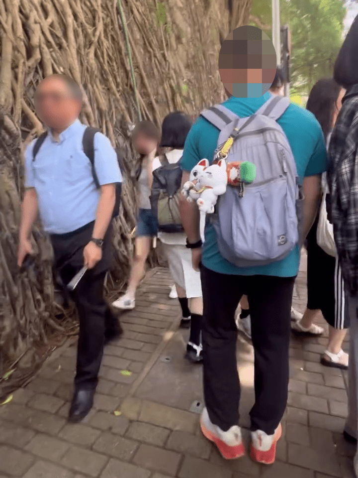 女遊客最初目睹涉案藍衫男非禮一名女子,但當時沒有拍攝到過程,因此決定跟蹤錄影。Threads:qy930320 女遊客最初目睹涉案藍衫男非禮一名女子,但當時沒有拍攝到過程,因此決定跟蹤錄影。Threads:qy930320