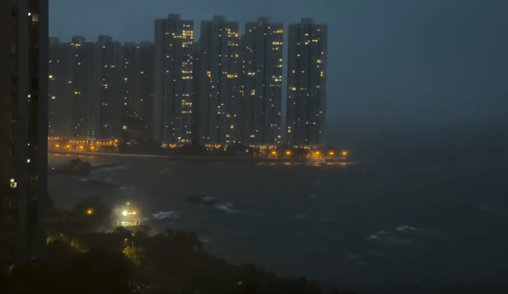 樓主表示:「越嚟越大浪,原本著燈嘅船係右邊,而家去咗左邊,希望入面嘅人平安。」(圖片來源:Threads@yankit_ko、goosegookie、ma.pui.100、joker11shadow、wewerecycle、angus.1119、bowieleung123) 樓主表示:「越嚟越大浪,原本著燈嘅船係右邊,而家去咗左邊,希望入面嘅人平安。」(圖片來源:Threads@yankit_ko、goosegookie、ma.pui.100、joker11shadow、wewerecycle、angus.1119、bowieleung123)