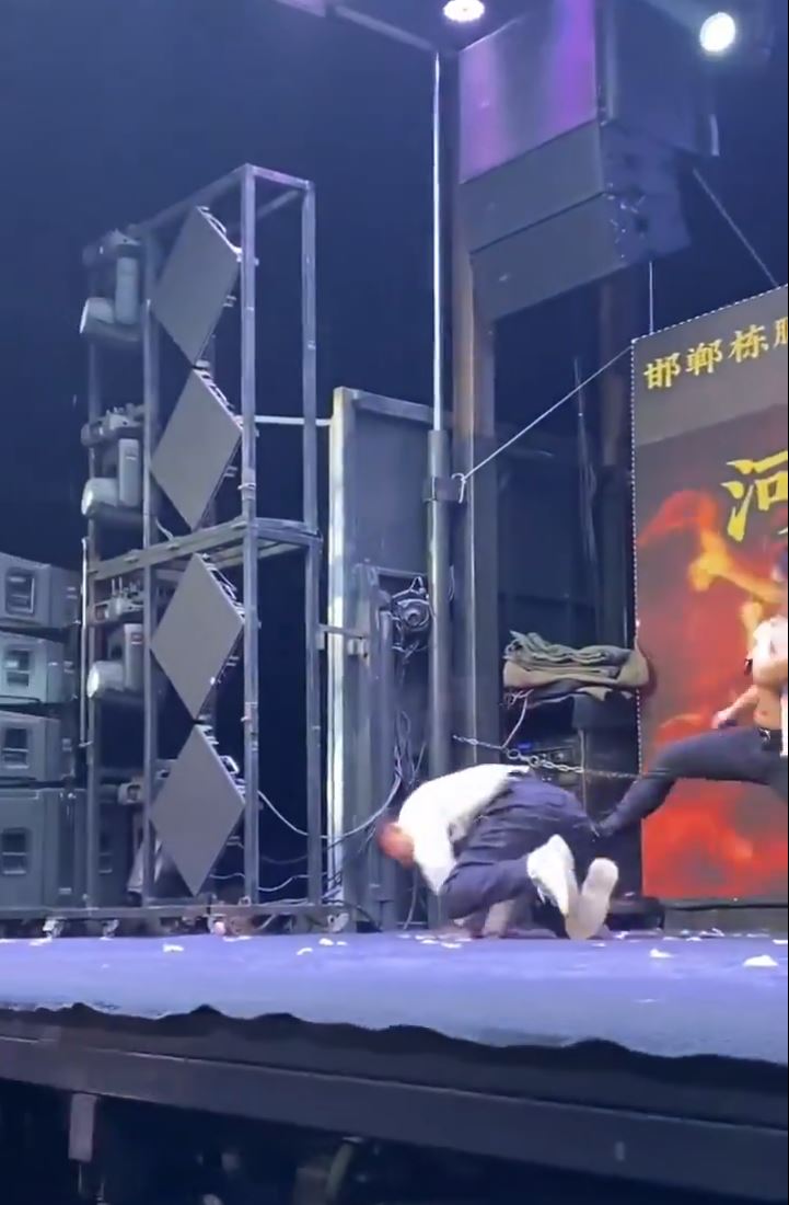 男观众遭歌舞团多人围殴。抖音
