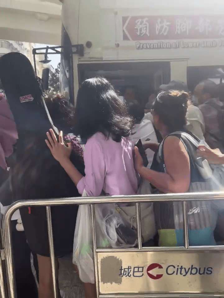 大批候車無辜乘客後退避開。網上片段 大批候車無辜乘客後退避開。網上片段