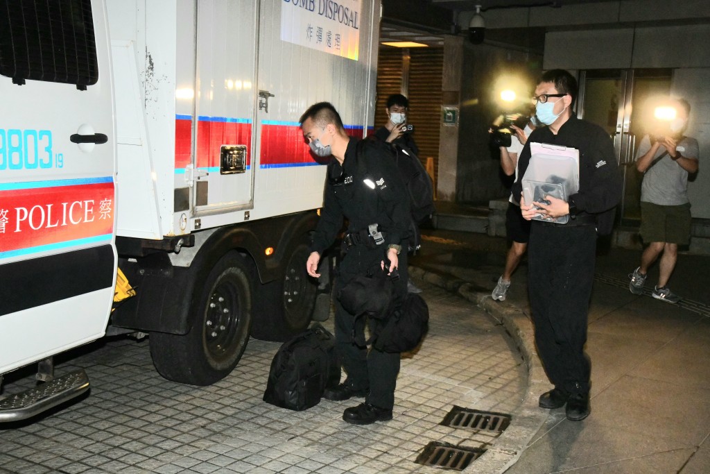  警方爆炸品處理課人員當日到場處理粉末包裹。