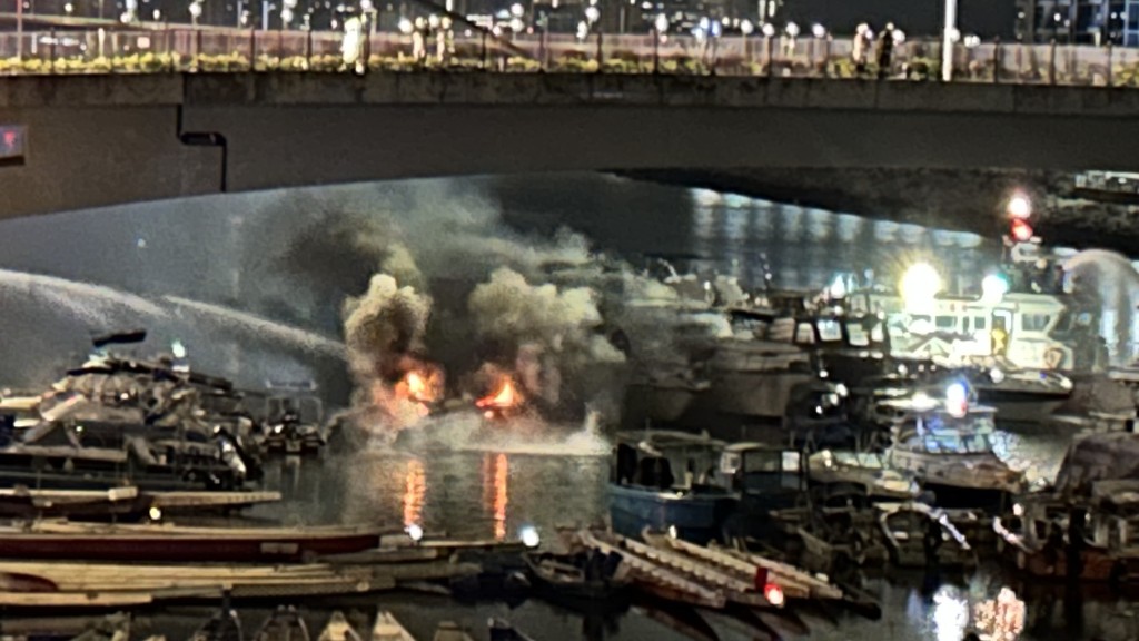 將軍澳海濱公園行人天橋底有船隻起火。蔡楚輝攝