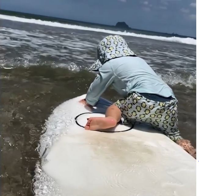 小谷沐好大膽，第一次玩已敢爬上衝浪板。