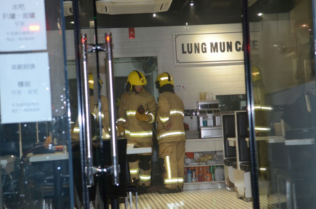 觀塘一間冰室疑煮食未有關火,導致起火冒煙。