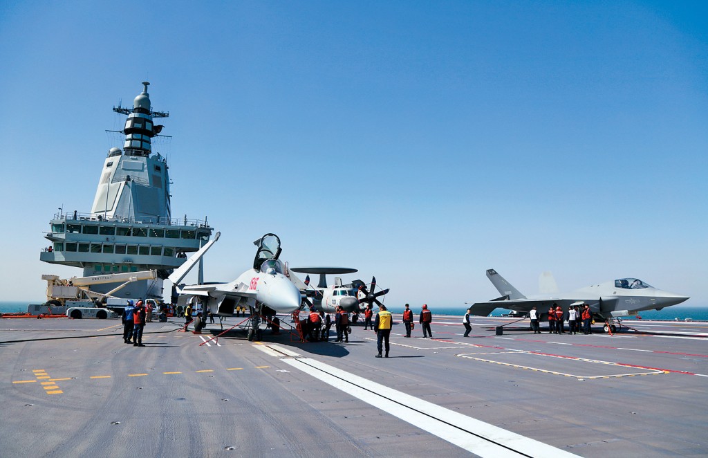 殲-15T、殲-35和空警-600三型艦載機列陣福建艦飛行甲板。