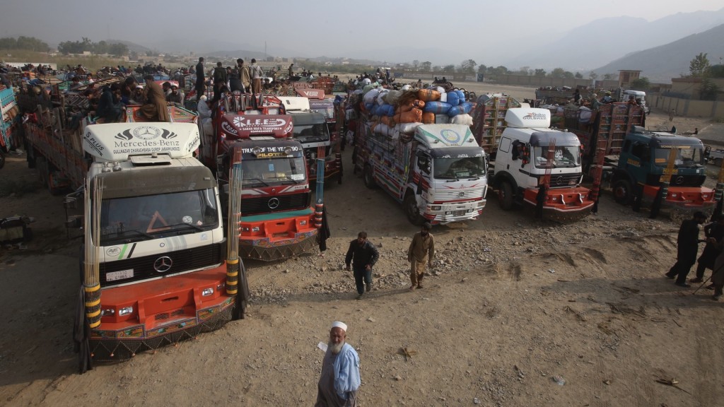 巴基斯坦落實「逐客令」前最後一天，擠滿阿富汗人的貨車在的托克罕（Torkham）過境點等候清關。 美聯社