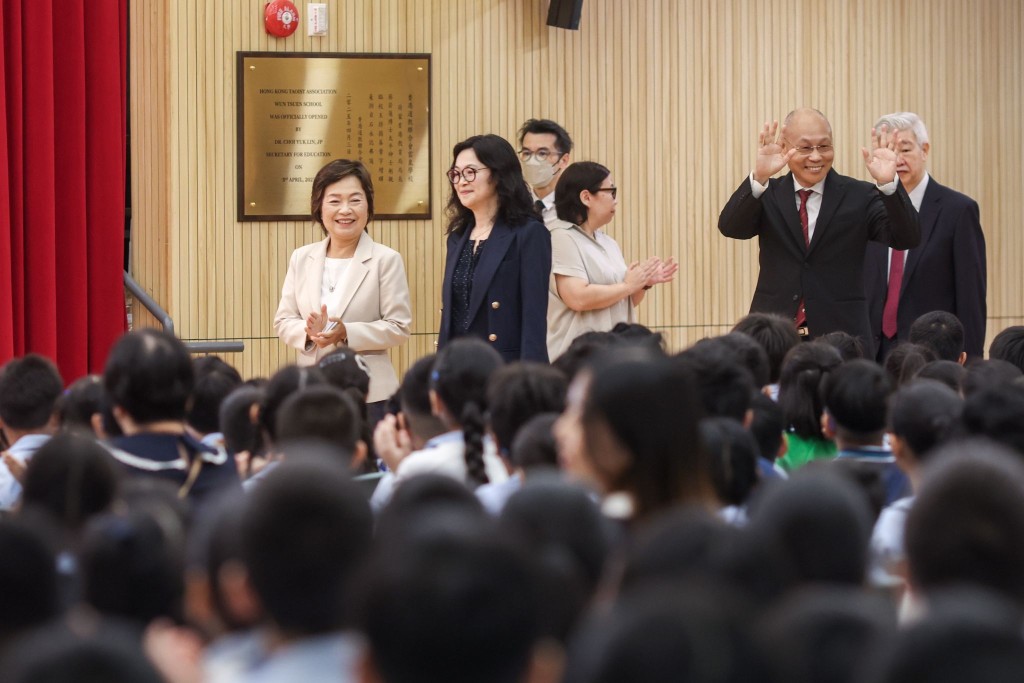 蔡若莲(左一)今早出席香港道教联合会云泉学校的开学礼。何家豪摄 蔡若莲(左一)今早出席香港道教联合会云泉学校的开学礼。何家豪摄
