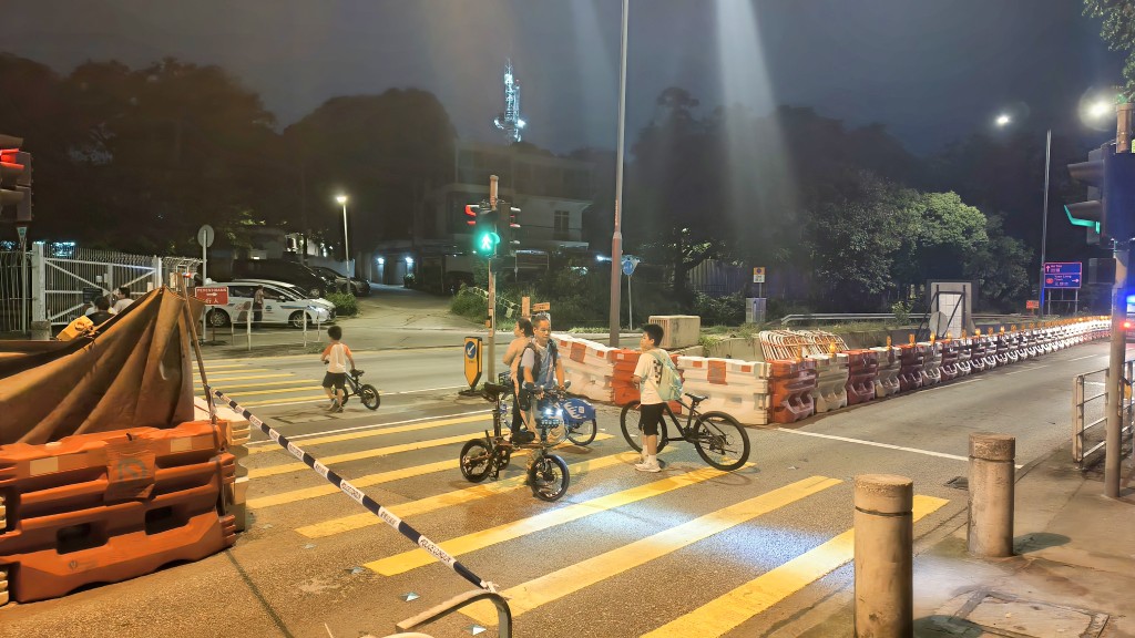 現場有多名市民踩單車橫過馬路。 現場有多名市民踩單車橫過馬路。