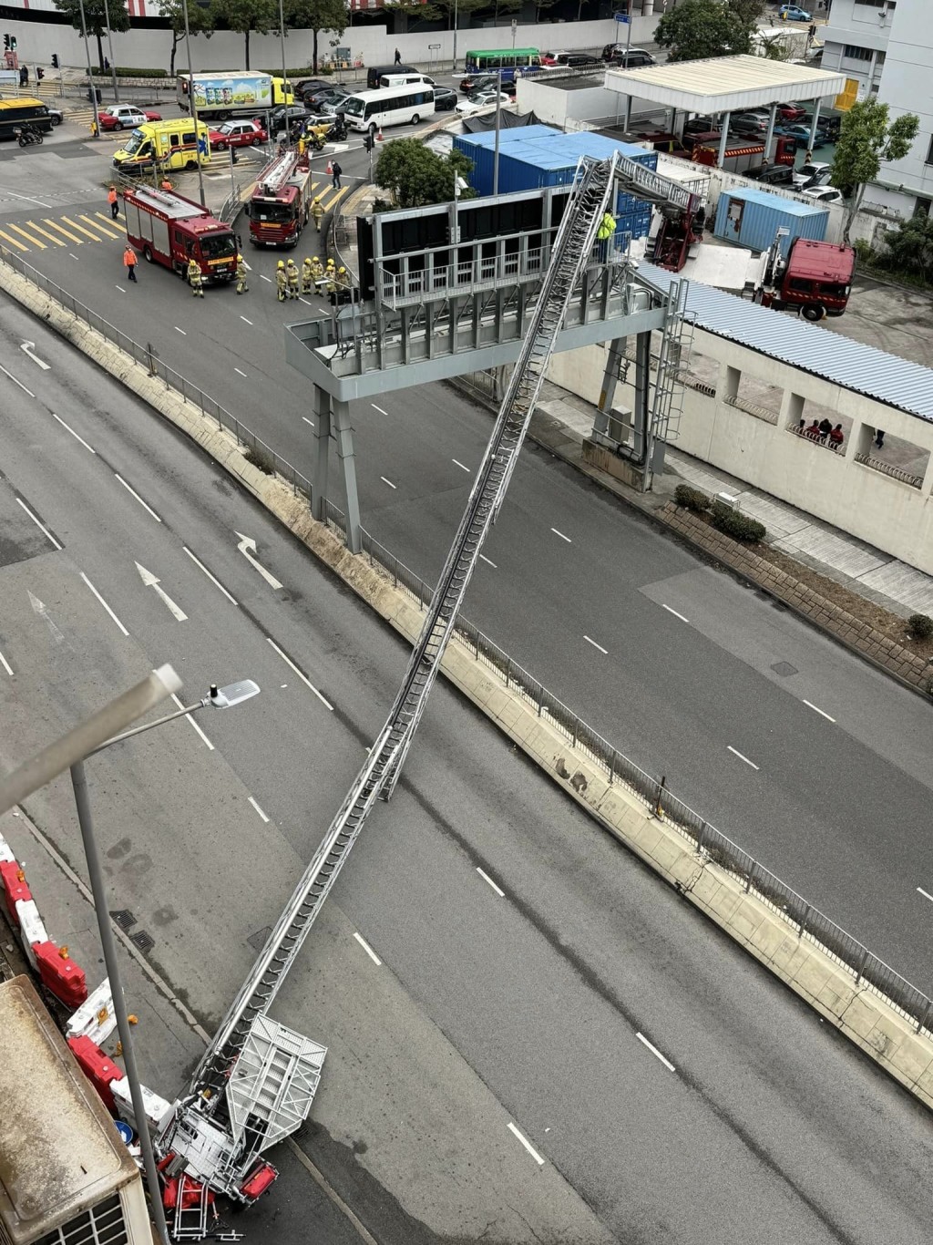 雲梯撞到路中巨型指示牌曲折。fb：香港交通及突發事故報料區